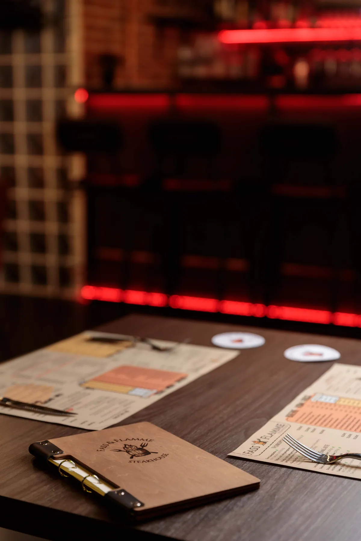 Gedeckter Tisch im warmen Licht der Bar