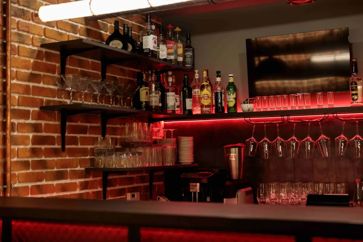 Bar mit Gläsern und Flaschen